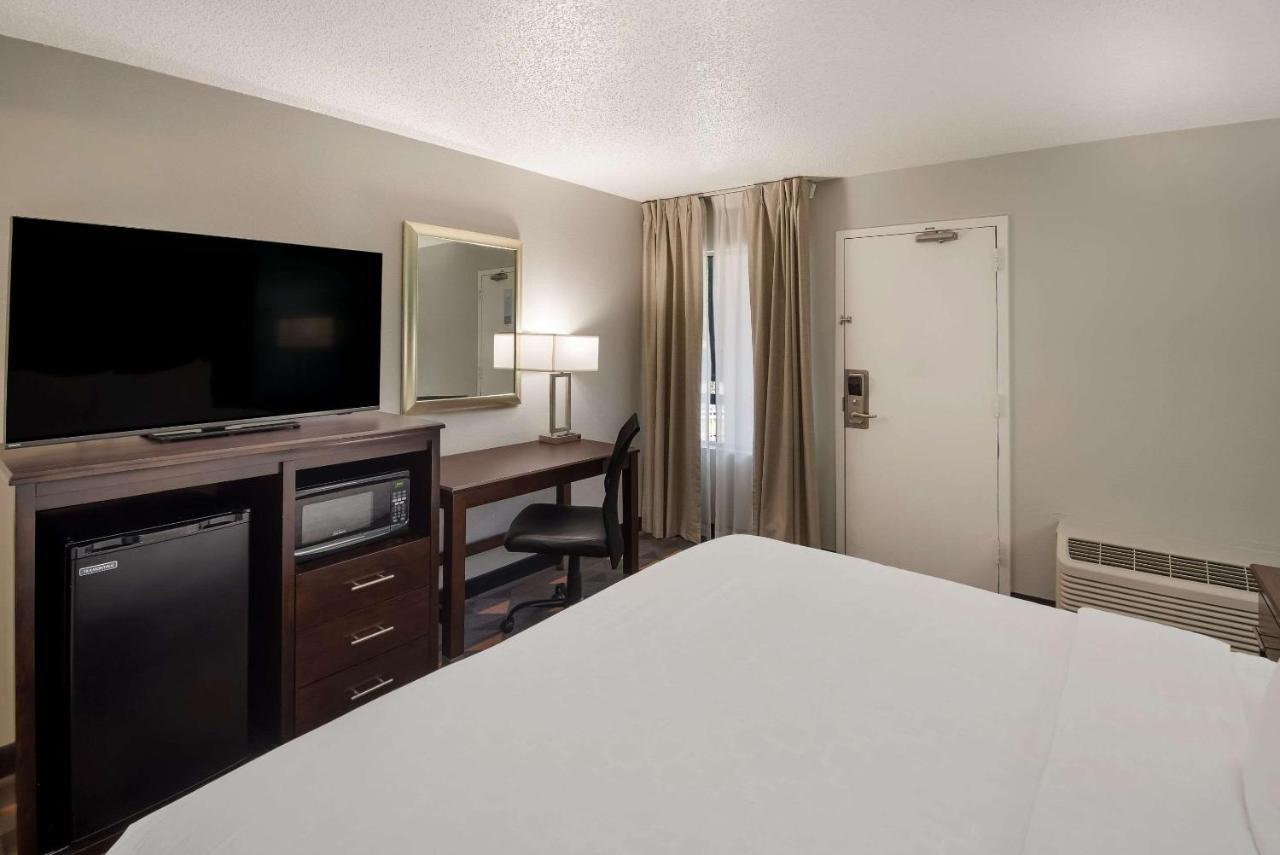 Hotel Clarion Pointe Indianapolis Northeast Castleton Exterior foto