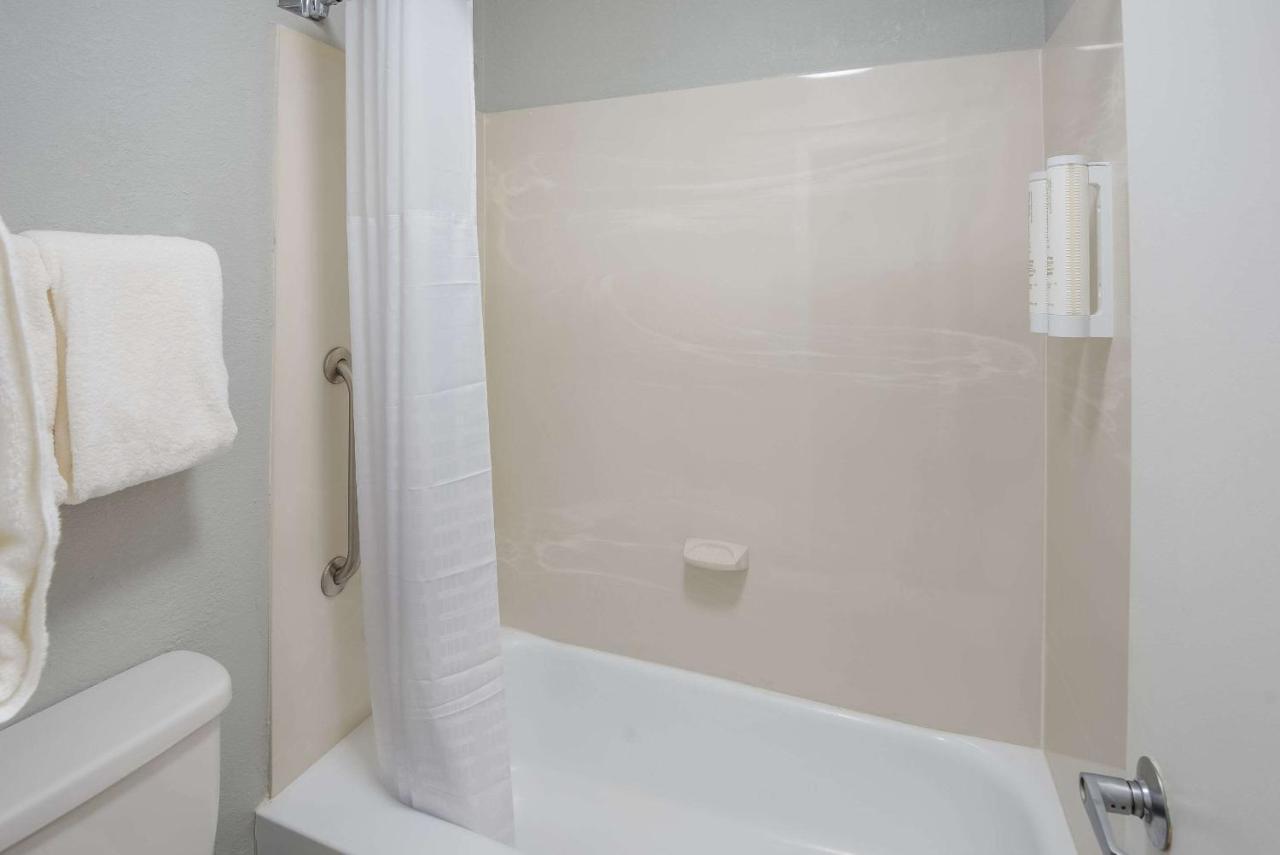 Hotel Clarion Pointe Indianapolis Northeast Castleton Exterior foto